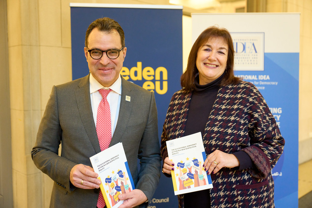 Dr Kevin Casas-Zamora, International IDEA Secretary-General, and Dubravka Šuica, Vice-President of the European Commission for Democracy and Demography, hold up copies of the The EU’s External Democracy Action in a New Geopolitical Reality Report. Credit: International IDEA/Bruno Maes